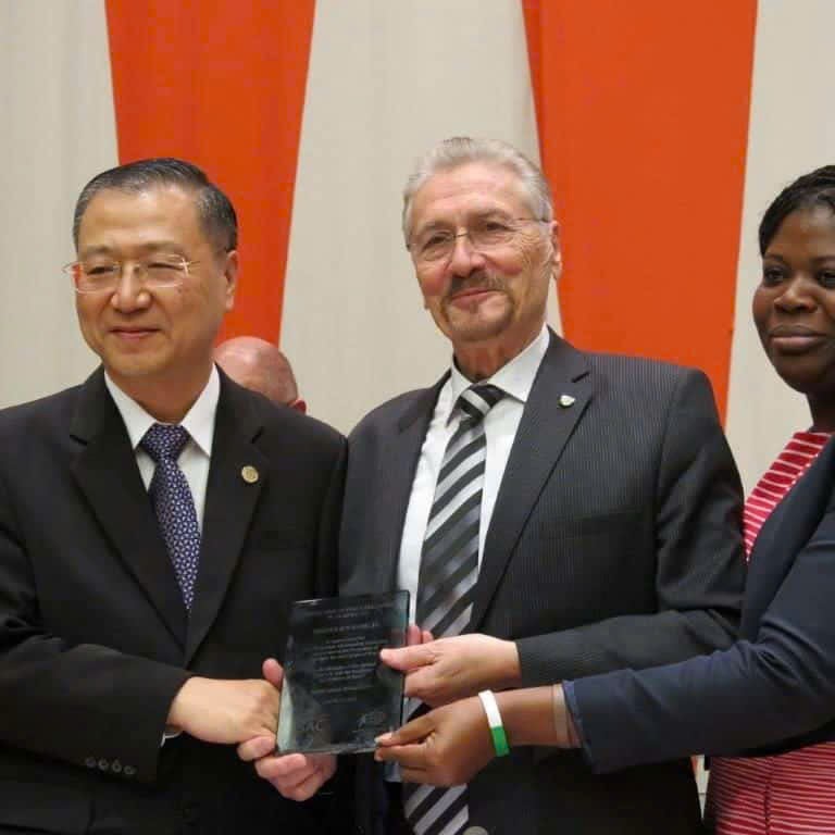 Sư Phụ Lư Quân Hoành Đài Trưởng tại một sự kiện